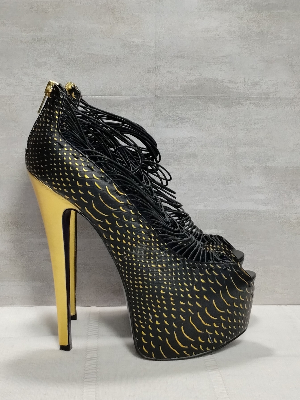 London Trash Black Gold Strappy Peep Toe Ultra Tall Stiletto Heels Size 8 Glam